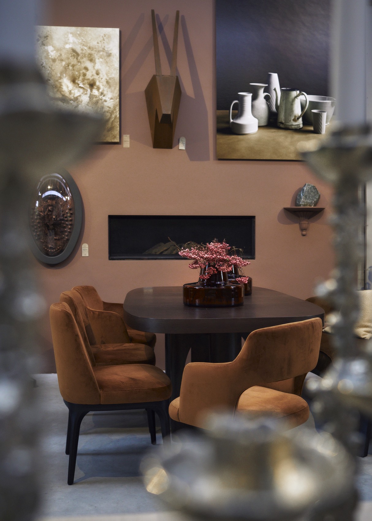 Ronde eettafel met cognackleurige velours stoelen