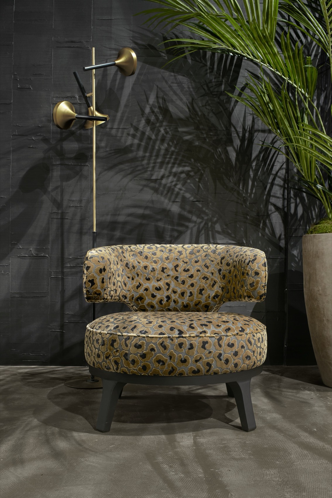 Fauteuil in luipaardstof voor een donkere wand