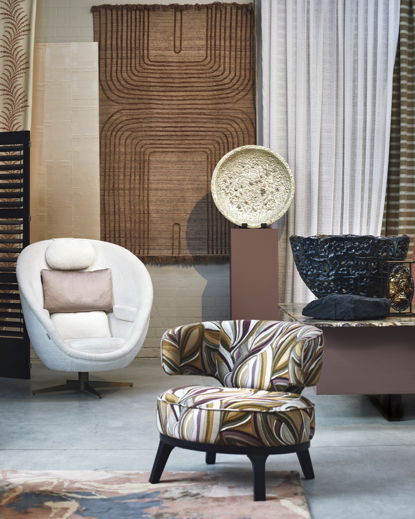 Witte fauteuil en een fauteuil met zebraprint voor wanden van stof en hout