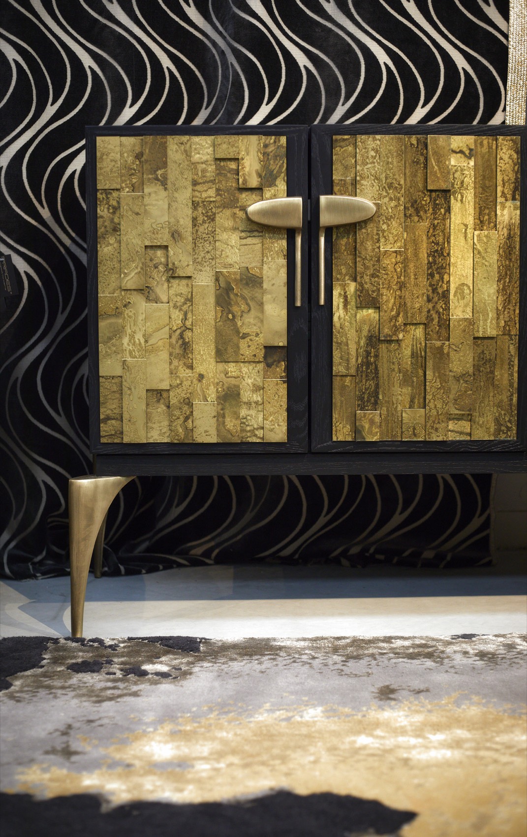 Kast met goudkleurig front voor behang met golvend patroon