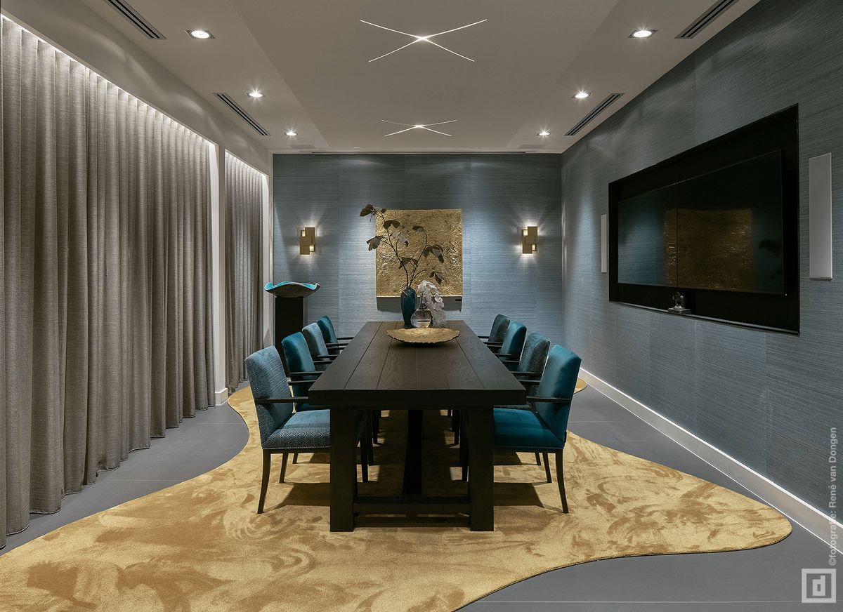 Vergaderzaal met een lange tafel en blauwe velours stoelen van Prades