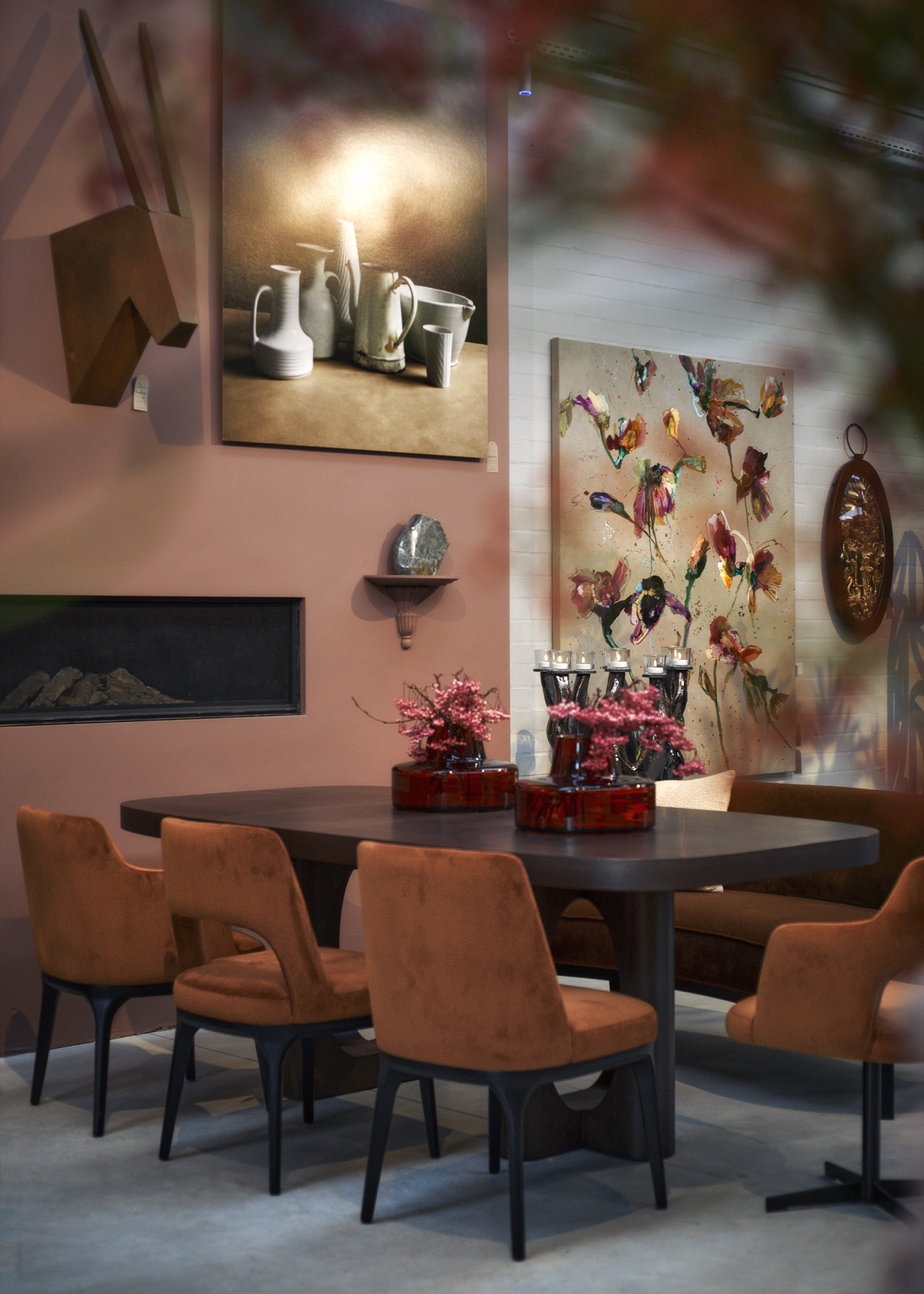 Eetkamerstoelen in cognac velours rond een donkere tafel
