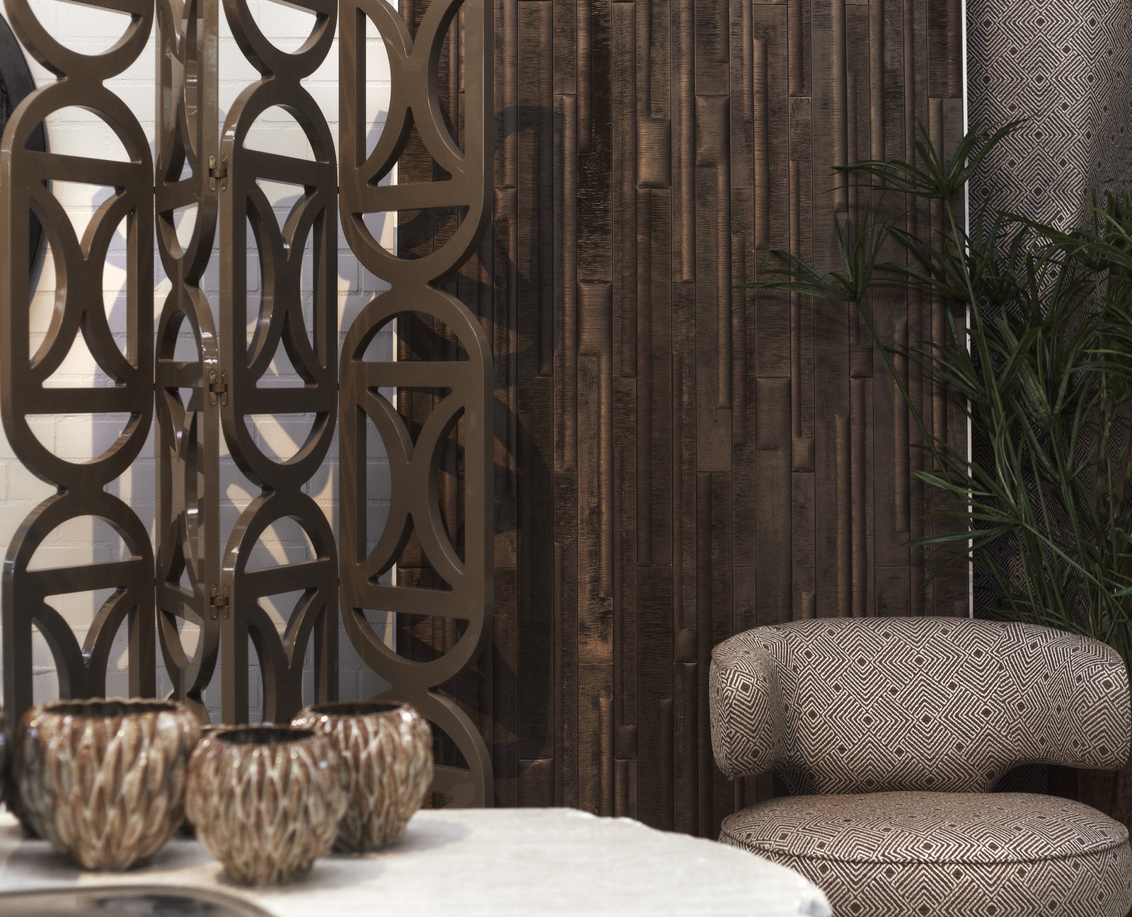 Houten kamerschermen, een donkere houten wand en een fauteuil in dessinstof
