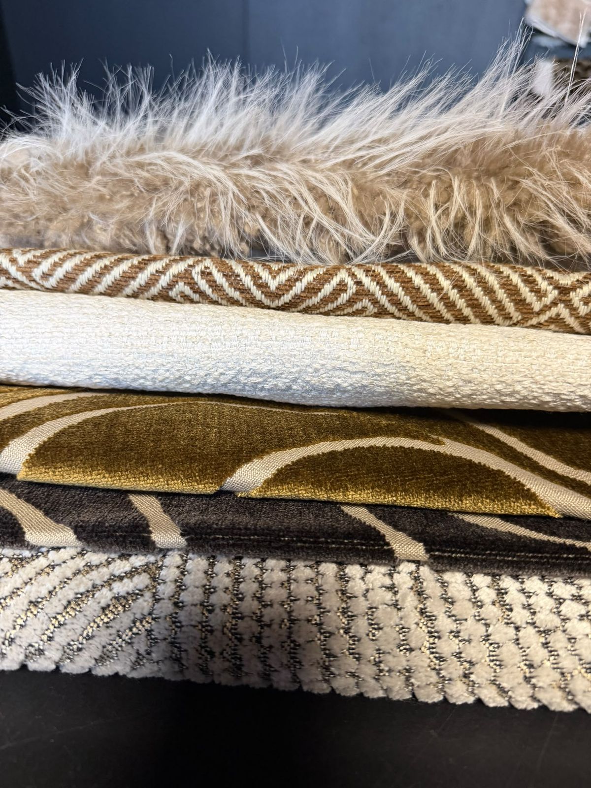 Stapel Prades stoffen: een lange vacht, visgraat, velours en een bouclé met rondjes