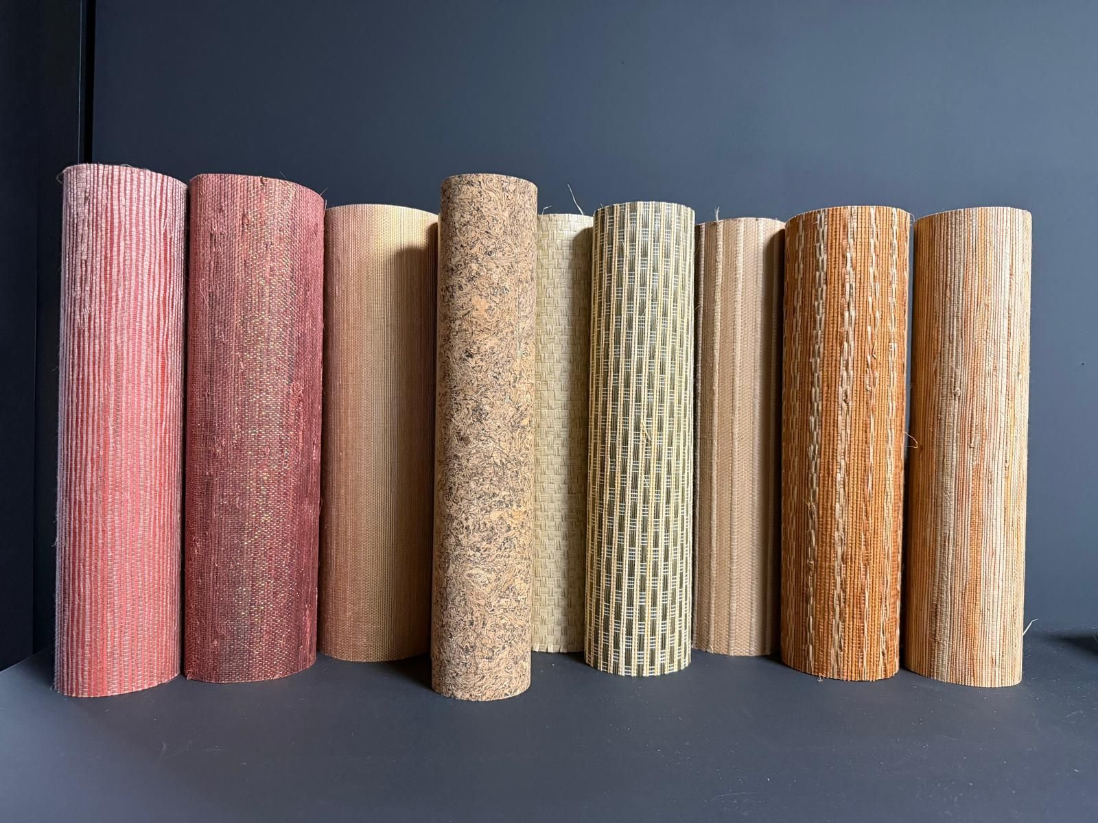 Rollen wandbekleding van Prades Pure in gras, kurk, jute en papier