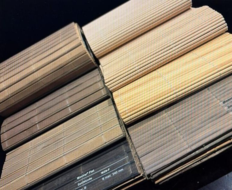 Opgerolde stalen van woodweaves in naturel en grijze houttinten